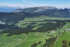 Vue sur le plateau et le parking au loin (26 juin 2021)